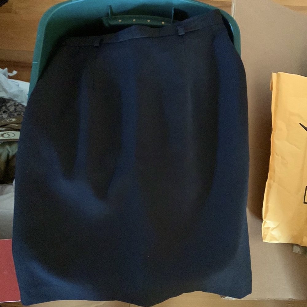Black skirt. Size 8. No tag.